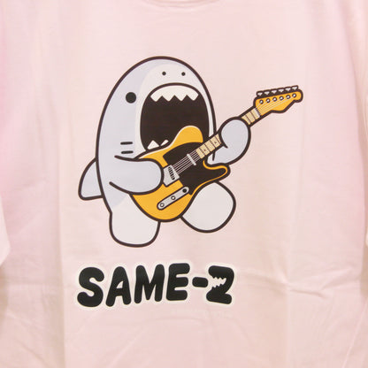 サメーズ　ギターTシャツ（ピンク） - クレコ (Creators' Collection)
